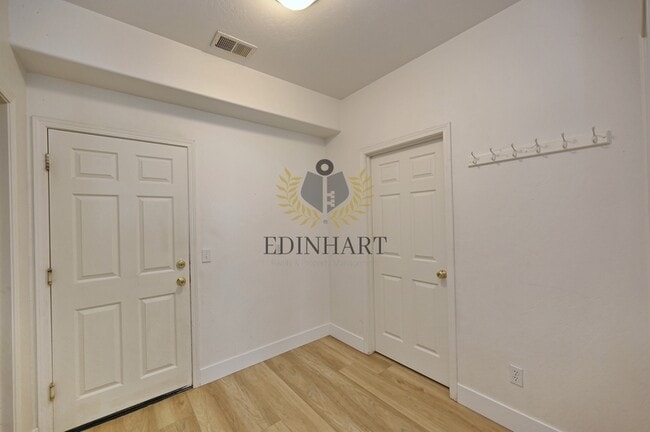 Building Photo - 6083 E Andrews Ave