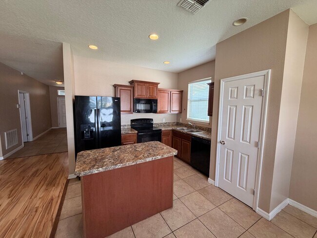 Building Photo - 633 Highland Meadows Ave