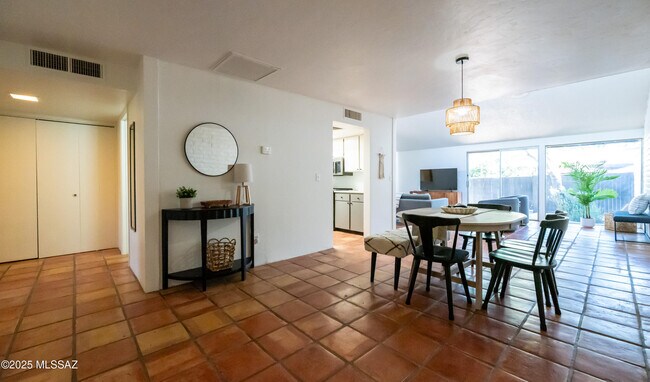 Building Photo - 5701 N Glen Creek Dr