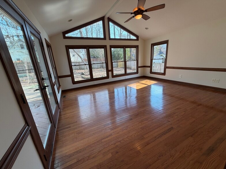 Building Photo - 3901 Buncombe Dr