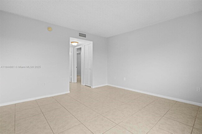 Building Photo - 711 N Pine Island Rd