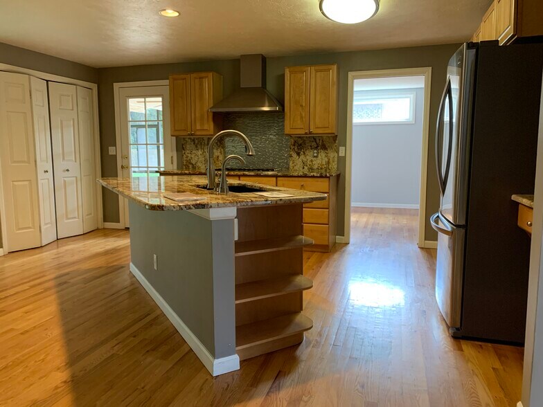 Kitchen - 5292 Idylwild Trl