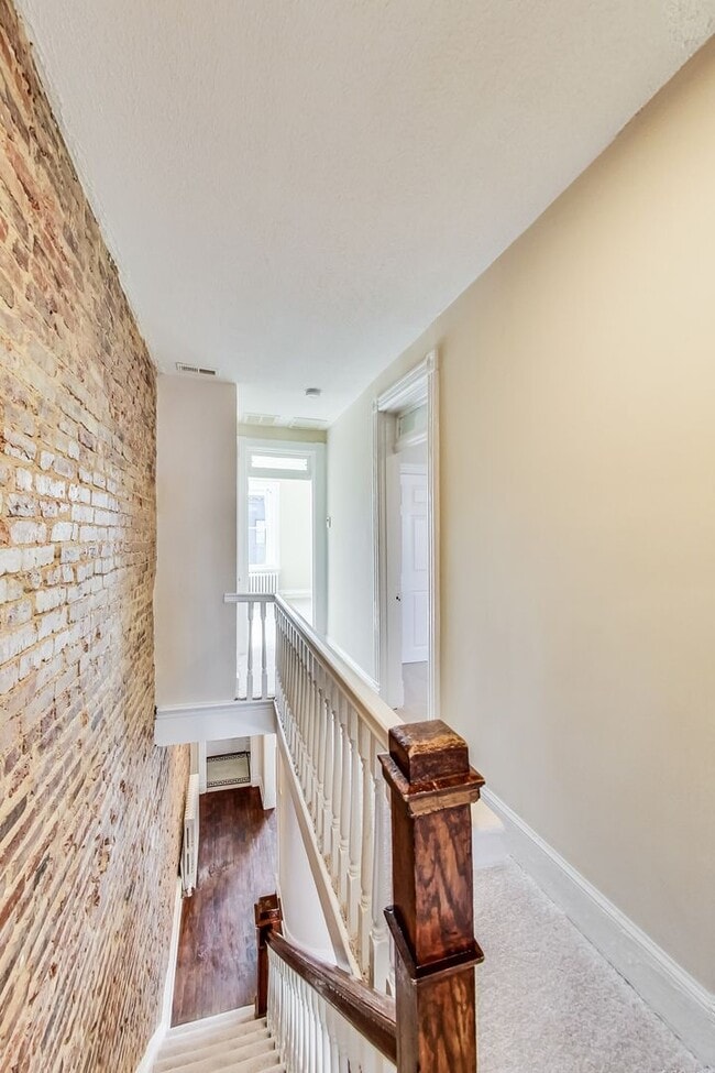 Building Photo - Spacious 3bd/2.5 bath updated townhome in ...