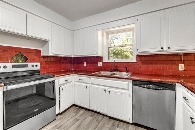 Building Photo - 9710 N Oak Cliff Dr