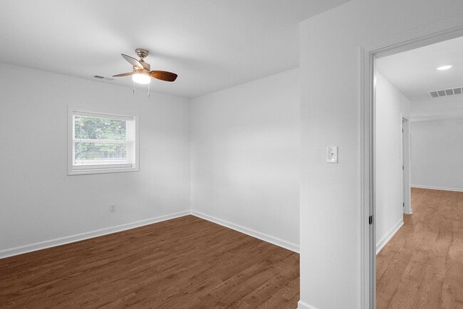 Building Photo - Renovated House on Corner Lot!