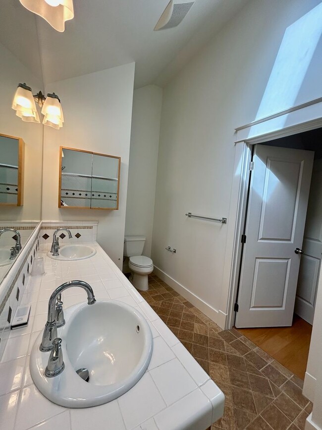 Building Photo - Queen Anne Townhome