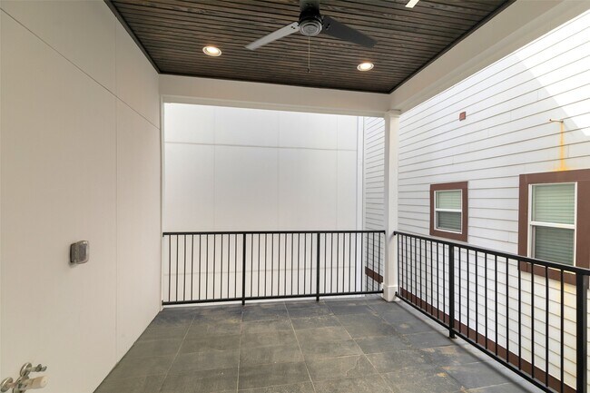 Building Photo - 1421 W 23rd St