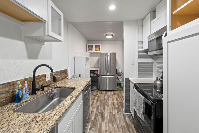 Building Photo - 900 Saturn Dr