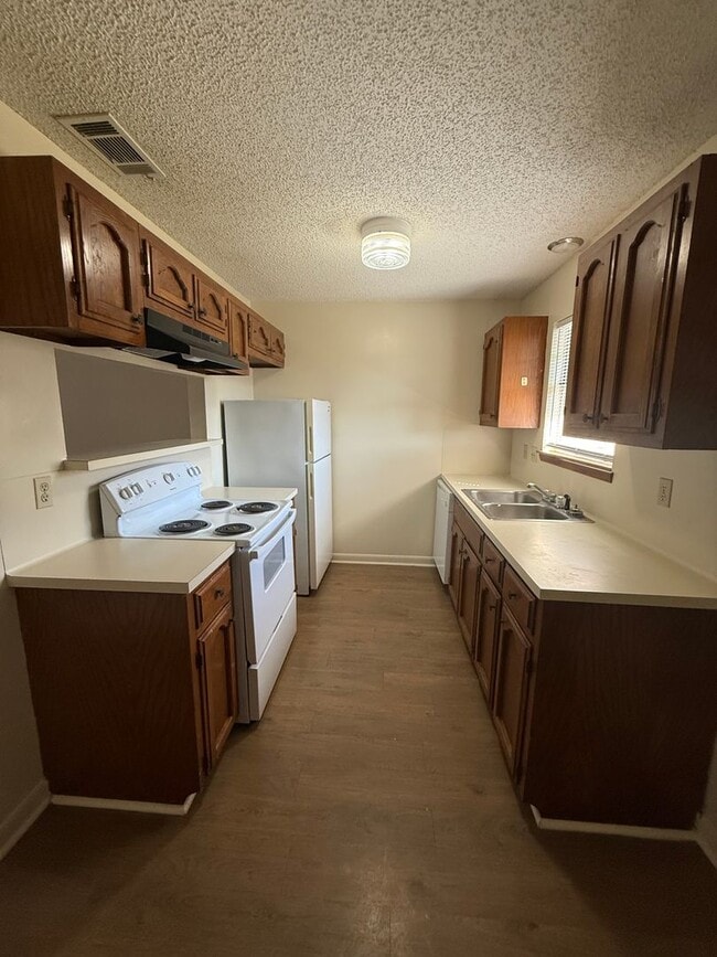 Building Photo - 2BD 2.5BA CONDO WITH WATER INCLUDED