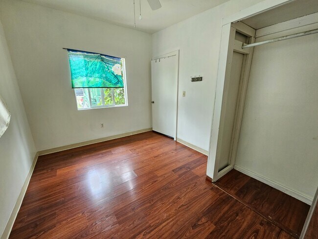 Building Photo - 2 Bed / 1 Bath Apartment with 1 Parking. Shared Laundry