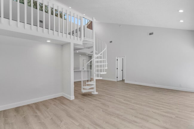 Building Photo - 6680 Thornhill Ct