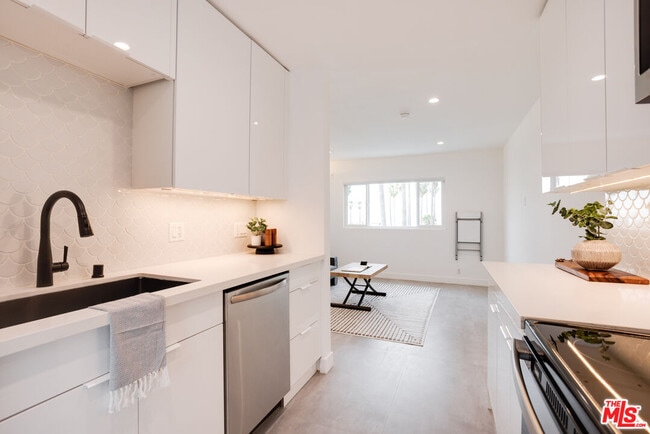 Building Photo - 1313 Ocean Front Walk