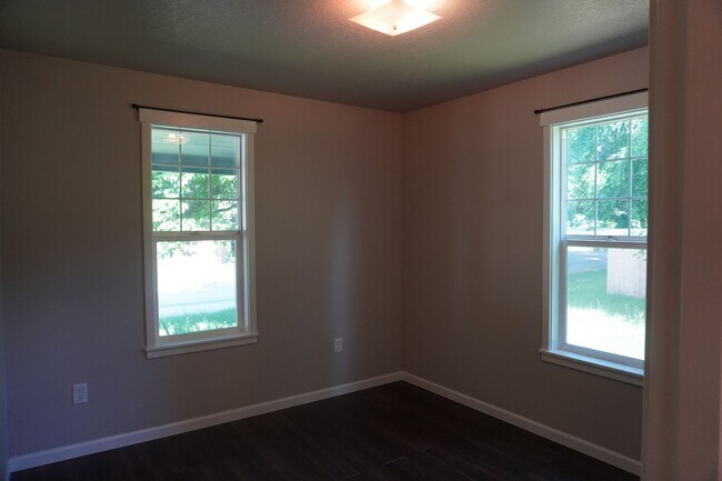 Building Photo - 205 N Hubbard Ave