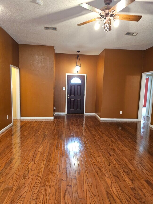 Building Photo - 206 Vail Dr