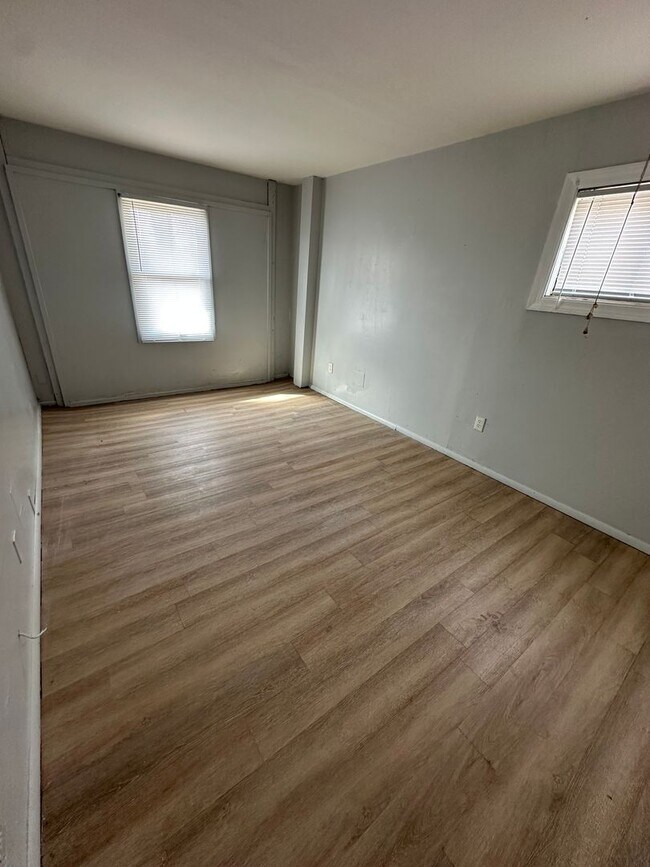 Building Photo - 4 bedrooms 1 bathroom