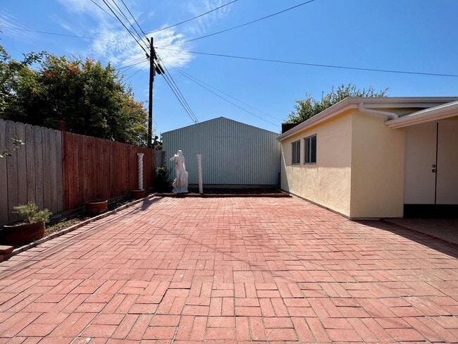 Building Photo - Large 3 Bedroom 2 Bath Home