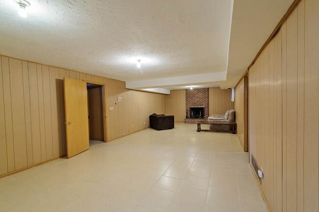 Building Photo - 1410 W 21st St