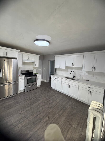 Building Photo - 61 Woodlawn St