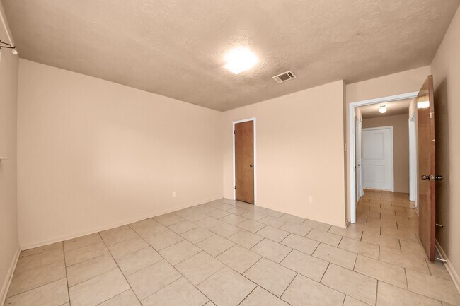 Building Photo - 9126 Willow Meadow Dr