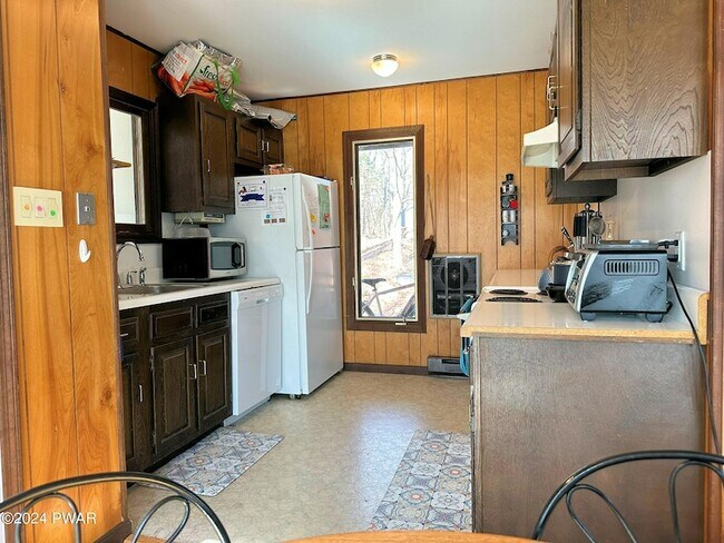 Building Photo - 402 Canoe Brook Dr