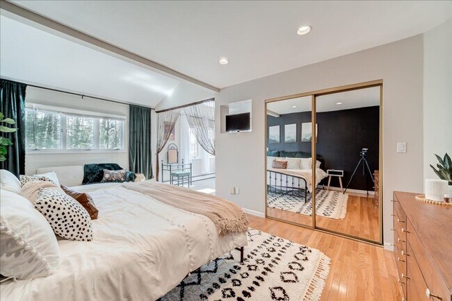 Building Photo - 441 Burlingham Rd