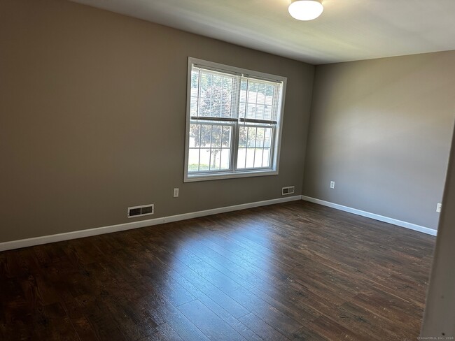 Building Photo - 44 Taft Pointe
