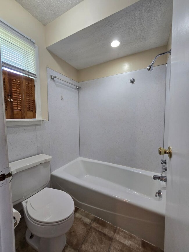 Building Photo - 3 Bedroom 2 Bath home in Asher!