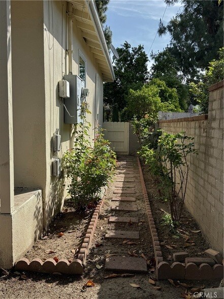 Building Photo - 549 N Niagara St