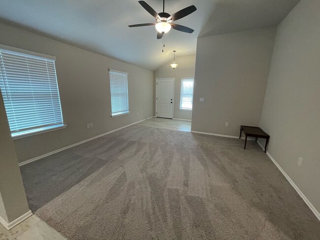 Building Photo - 3 bed Yukon