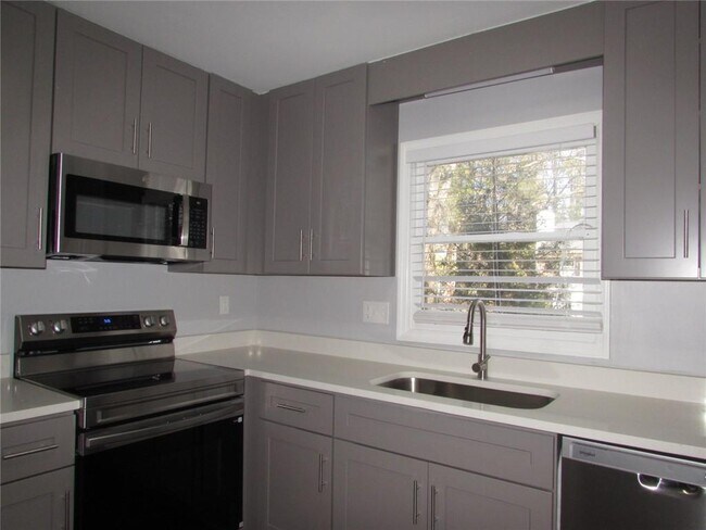 Building Photo - 1716 Twin Brooks Dr SE