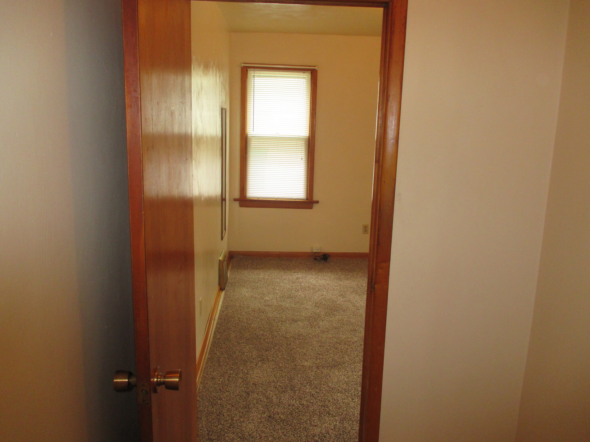 Building Photo - 826 Hess Ave