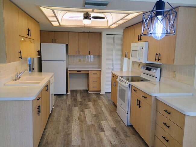 Building Photo - 2 bedroom 2 bathroom Large House for rent ...
