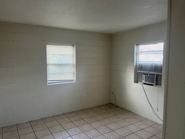 Building Photo - 693 Tyner St