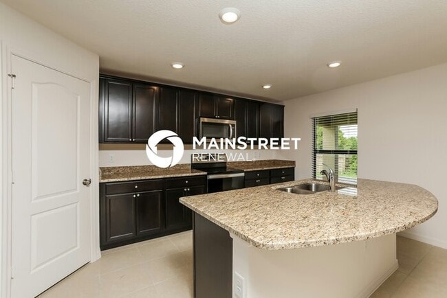 Building Photo - 5 Bedroom Pet-Friendly Home in Leesburg, FL with Main Street Renewal