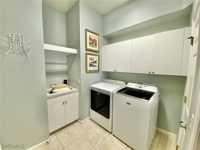 Building Photo - 15590 Vallecas Ln