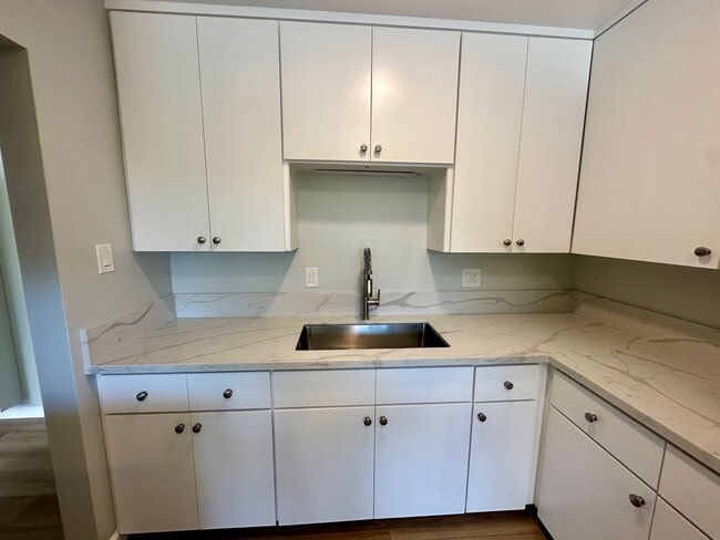 Building Photo - COMING SOON--2 bed/1 bath in IB