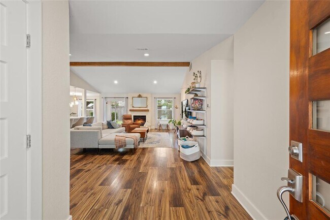 Building Photo - 4902 Pelham Dr