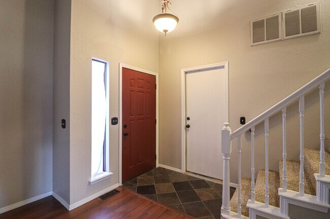 Building Photo - 4 bedroom, 2 1/2 bath, 2 car garage located in the quiet Summit View subdivision.