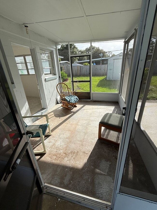 Building Photo - 3 bed 2 bath house at Royal Palm with 1200...