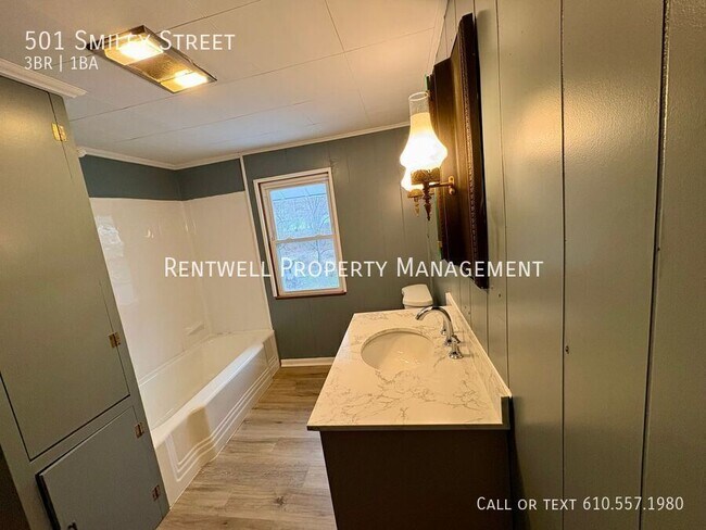 Building Photo - 501 Smiley St