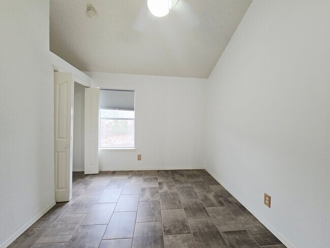 Building Photo - Charming 3 bedroom, 2.5 bath home in West ...