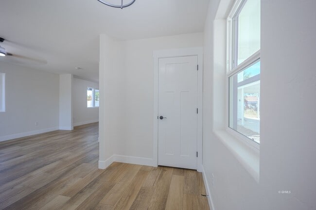 Building Photo - 818 W 7th St