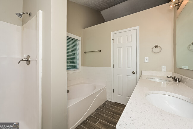 Building Photo - 402 Hawthorne Cir