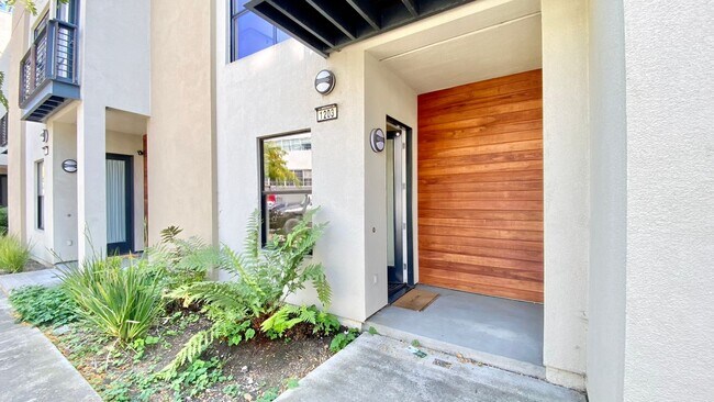 Building Photo - Contemporary 2-Bedroom Condo at the Heart ...