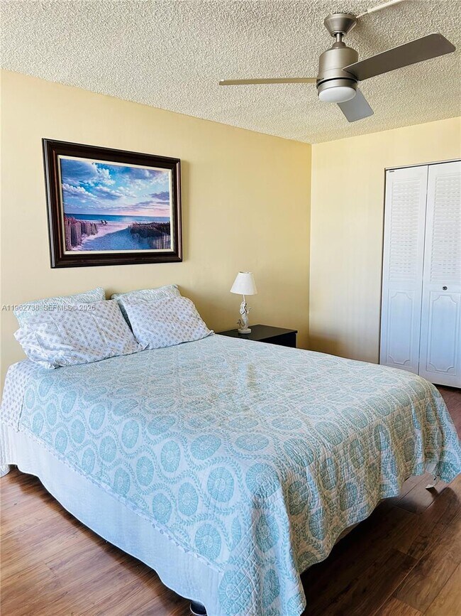 Building Photo - 800 Parkview Dr