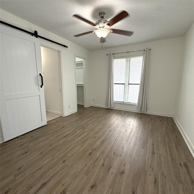 Building Photo - 1500 Wroxton Way