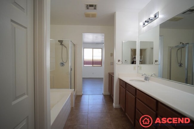 Building Photo - Beautiful 4 Bedroom in Southwest!