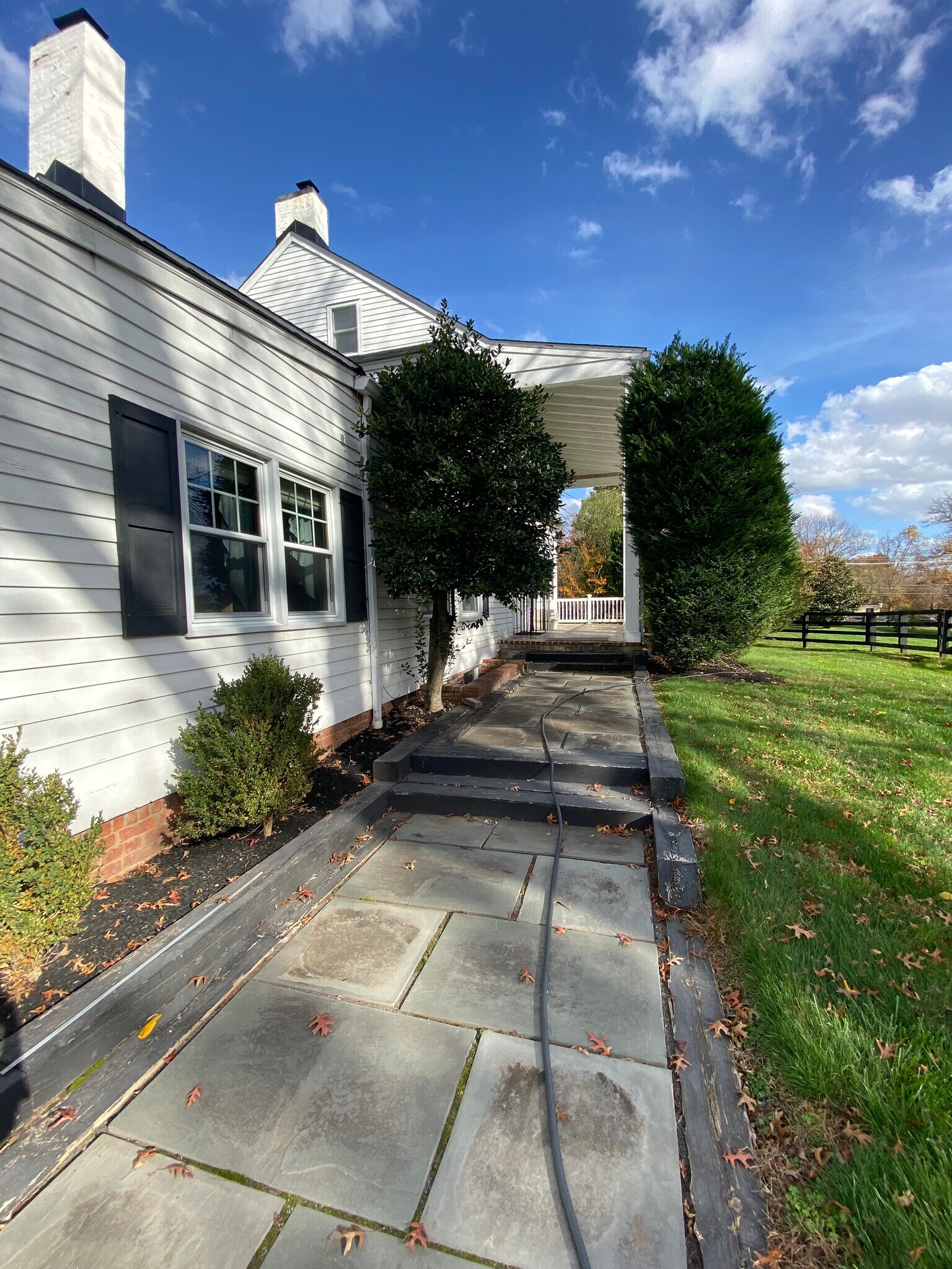 Building Photo - 421 Country Club Rd