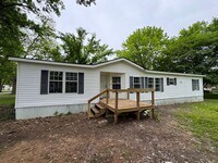 Building Photo - Completely Remodeled • 3 Bed • 2 Bath • Nearly 1,800 Sq Ft