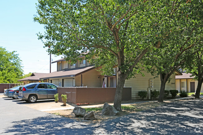 Building Photo - Briarwood Estates